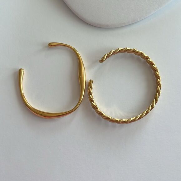 Set of two 18k gold over stainless steel 💯 tarnish free bangles - Picture 4 of 4